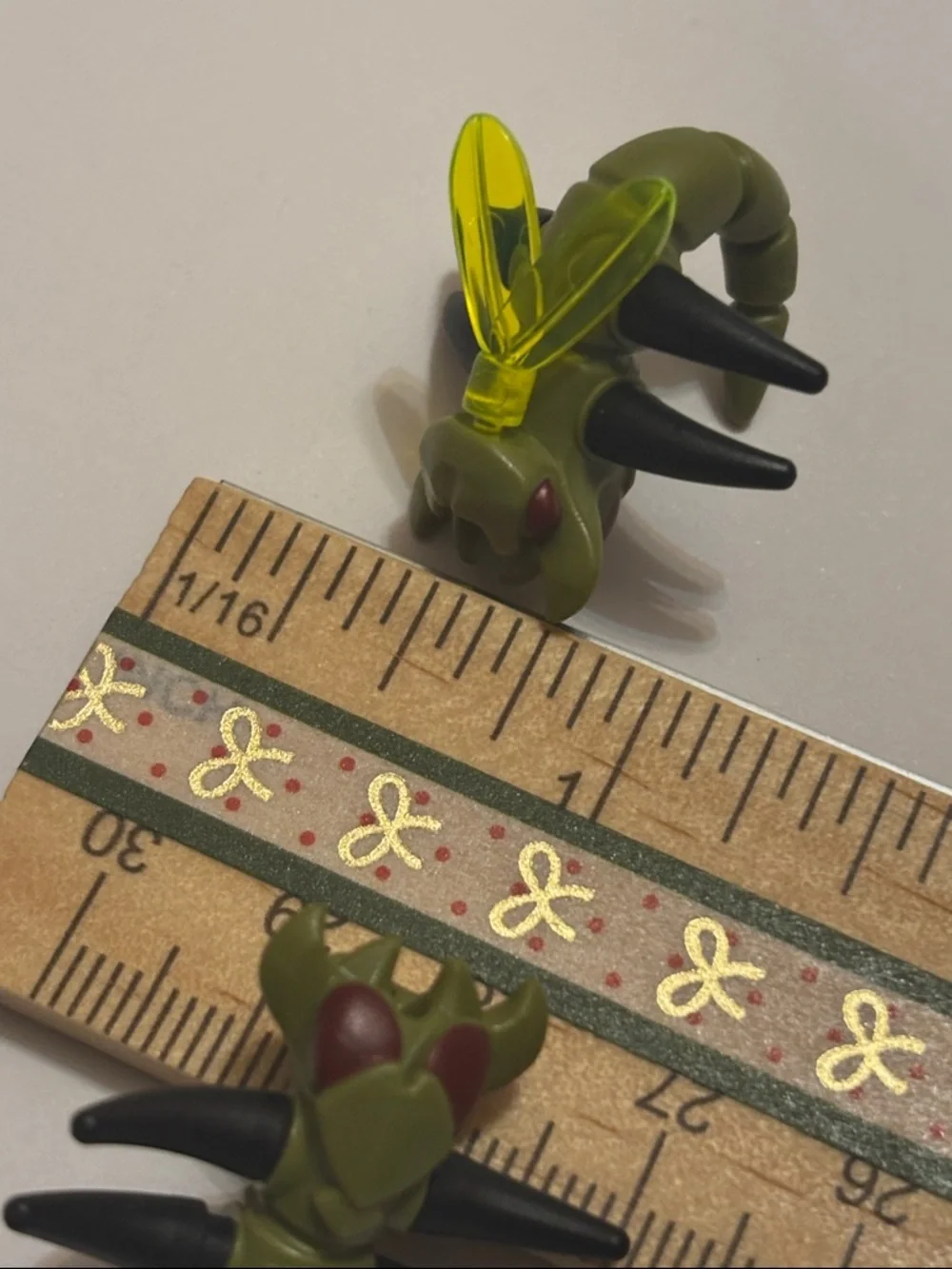 LEGO - Minifig, Animal - Insectoid w/ Wings, Dark Red Eyes - Olive Green